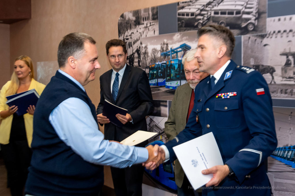 MPK, Majchrowski, kierowcy, bohater, uroczystość, Nowak, Zbigniew, policja, straż, wręczenie  Autor: P. Wojnarowski