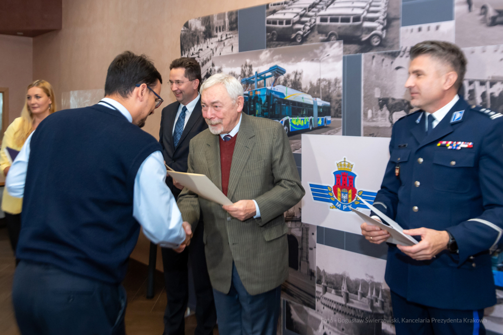 MPK, Majchrowski, kierowcy, bohater, uroczystość, Nowak, Zbigniew, policja, straż, wręczenie  Autor: P. Wojnarowski