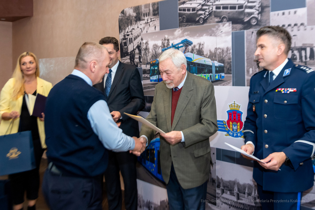 MPK, Majchrowski, kierowcy, bohater, uroczystość, Nowak, Zbigniew, policja, straż, wręczenie  Autor: P. Wojnarowski