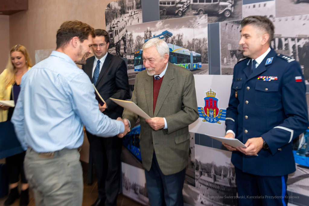 MPK, Majchrowski, kierowcy, bohater, uroczystość, Nowak, Zbigniew, policja, straż, wręczenie  Autor: P. Wojnarowski