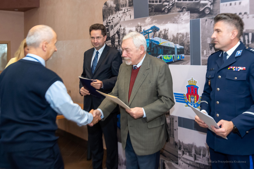 MPK, Majchrowski, kierowcy, bohater, uroczystość, Nowak, Zbigniew, policja, straż, wręczenie  Autor: P. Wojnarowski