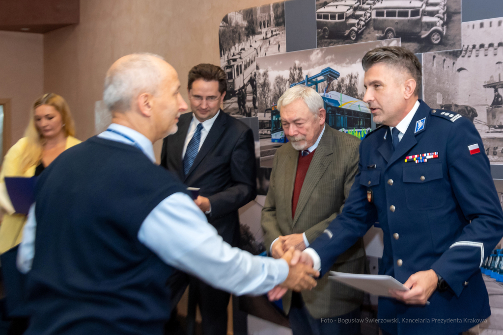 MPK, Majchrowski, kierowcy, bohater, uroczystość, Nowak, Zbigniew, policja, straż, wręczenie  Autor: P. Wojnarowski