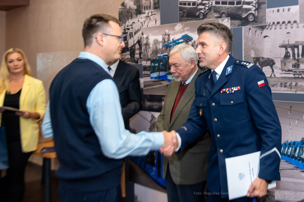 MPK, Majchrowski, kierowcy, bohater, uroczystość, Nowak, Zbigniew, policja, straż, wręczenie  Autor: P. Wojnarowski