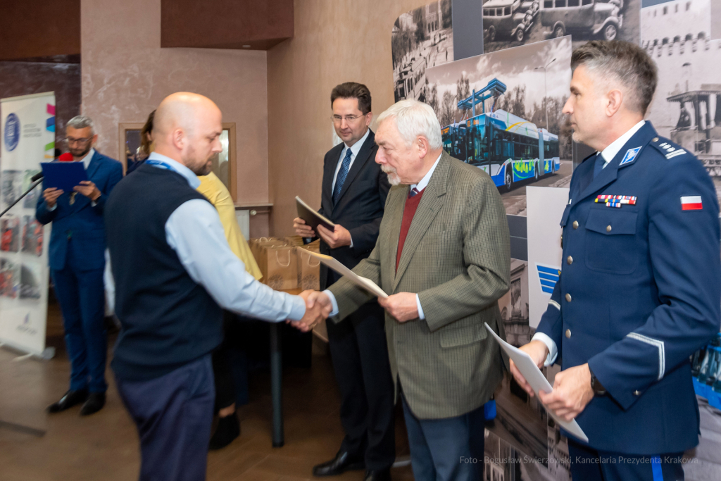 MPK, Majchrowski, kierowcy, bohater, uroczystość, Nowak, Zbigniew, policja, straż, wręczenie  Autor: P. Wojnarowski