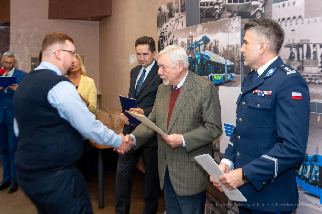 MPK, Majchrowski, kierowcy, bohater, uroczystość, Nowak, Zbigniew, policja, straż, wręczenie  Autor: P. Wojnarowski