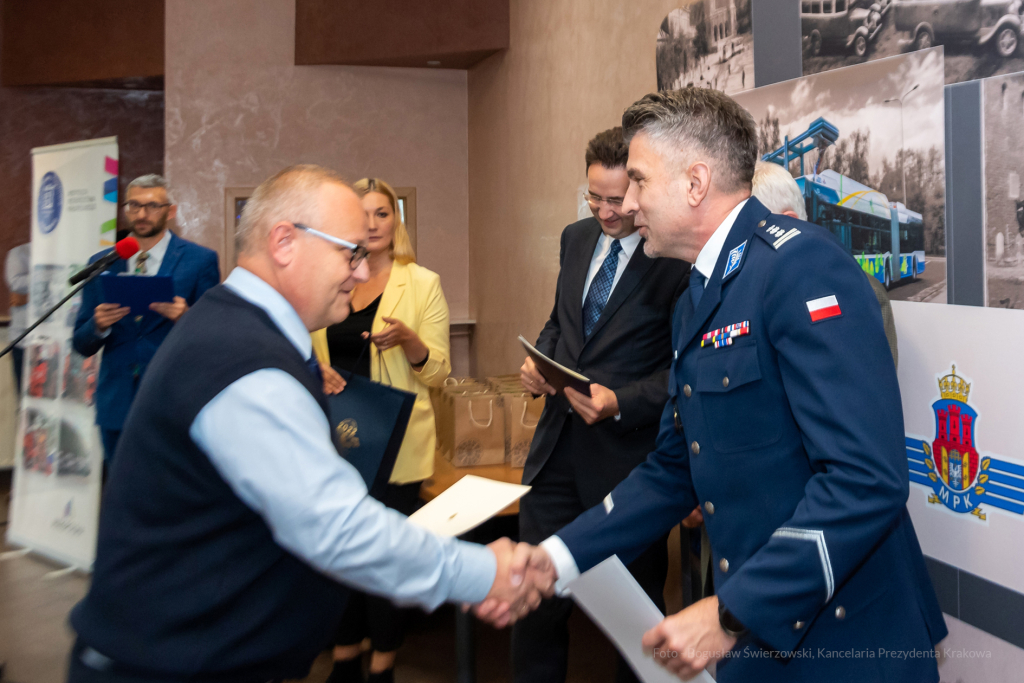 MPK, Majchrowski, kierowcy, bohater, uroczystość, Nowak, Zbigniew, policja, straż, wręczenie  Autor: P. Wojnarowski