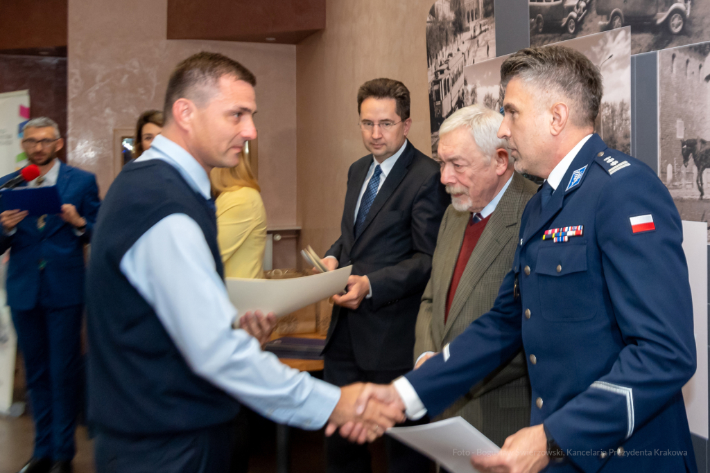 MPK, Majchrowski, kierowcy, bohater, uroczystość, Nowak, Zbigniew, policja, straż, wręczenie  Autor: P. Wojnarowski