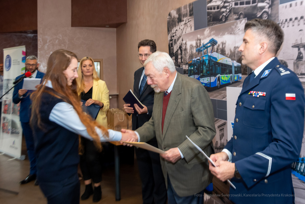 MPK, Majchrowski, kierowcy, bohater, uroczystość, Nowak, Zbigniew, policja, straż, wręczenie  Autor: P. Wojnarowski