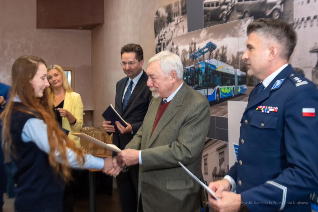 MPK, Majchrowski, kierowcy, bohater, uroczystość, Nowak, Zbigniew, policja, straż, wręczenie  Autor: P. Wojnarowski