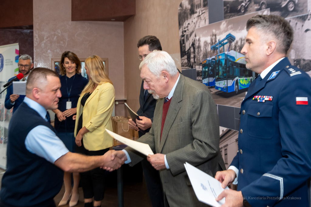 MPK, Majchrowski, kierowcy, bohater, uroczystość, Nowak, Zbigniew, policja, straż, wręczenie  Autor: P. Wojnarowski