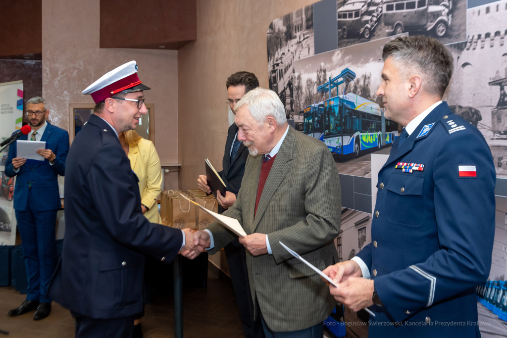 MPK, Majchrowski, kierowcy, bohater, uroczystość, Nowak, Zbigniew, policja, straż, wręczenie  Autor: P. Wojnarowski