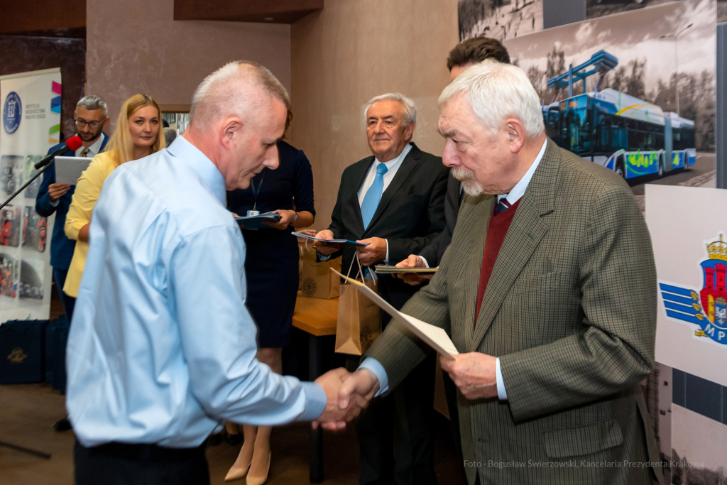 MPK, Majchrowski, kierowcy, bohater, uroczystość, Nowak, Zbigniew, policja, straż, wręczenie  Autor: P. Wojnarowski