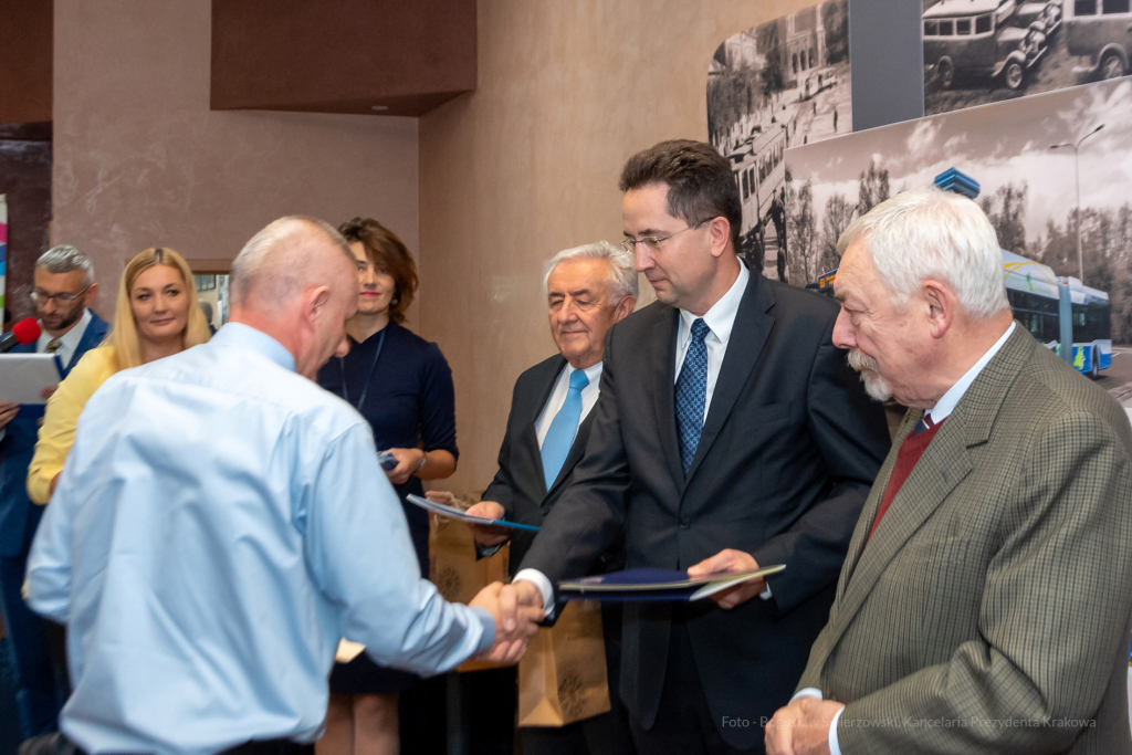 MPK, Majchrowski, kierowcy, bohater, uroczystość, Nowak, Zbigniew, policja, straż, wręczenie  Autor: P. Wojnarowski