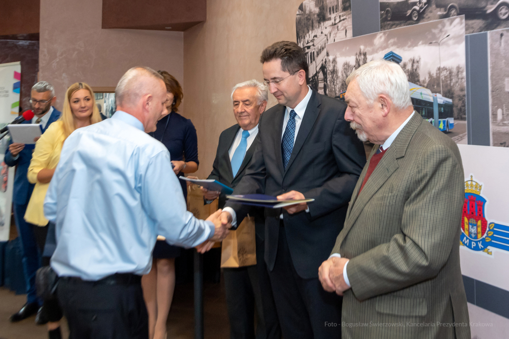 MPK, Majchrowski, kierowcy, bohater, uroczystość, Nowak, Zbigniew, policja, straż, wręczenie  Autor: P. Wojnarowski