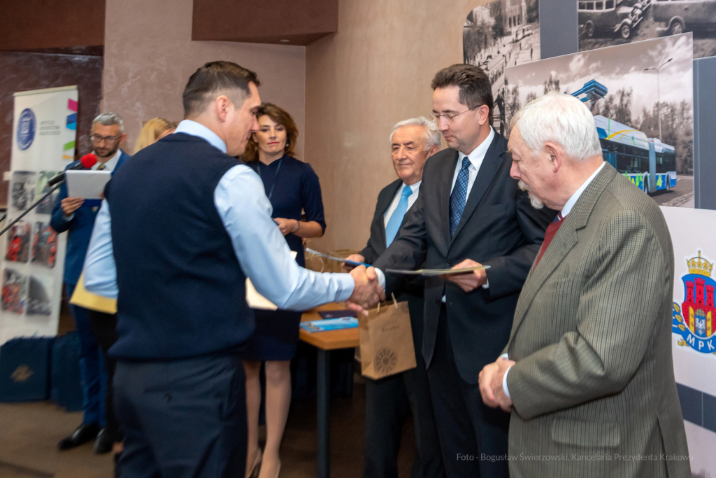 MPK, Majchrowski, kierowcy, bohater, uroczystość, Nowak, Zbigniew, policja, straż, wręczenie  Autor: P. Wojnarowski