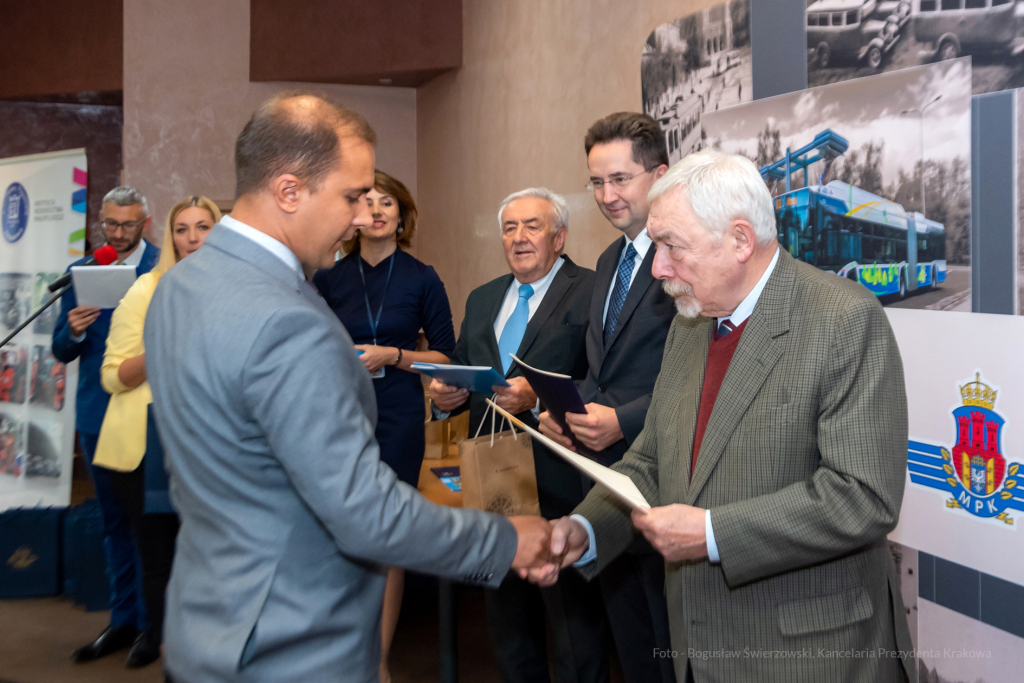 MPK, Majchrowski, kierowcy, bohater, uroczystość, Nowak, Zbigniew, policja, straż, wręczenie  Autor: P. Wojnarowski