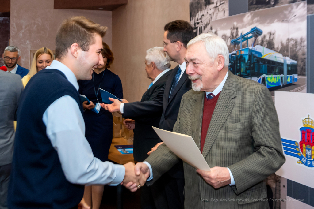 MPK, Majchrowski, kierowcy, bohater, uroczystość, Nowak, Zbigniew, policja, straż, wręczenie  Autor: P. Wojnarowski