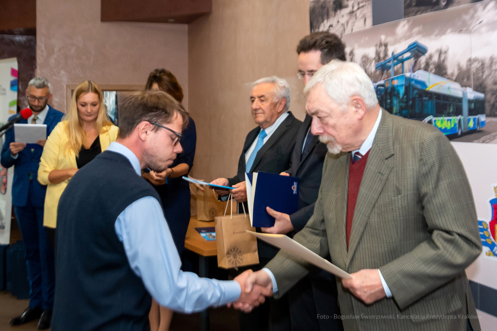 MPK, Majchrowski, kierowcy, bohater, uroczystość, Nowak, Zbigniew, policja, straż, wręczenie  Autor: P. Wojnarowski