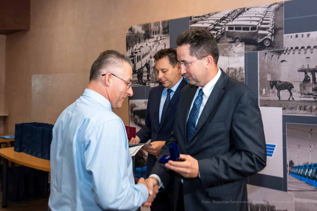 MPK, Majchrowski, kierowcy, bohater, uroczystość, Nowak, Zbigniew, policja, straż, wręczenie  Autor: P. Wojnarowski