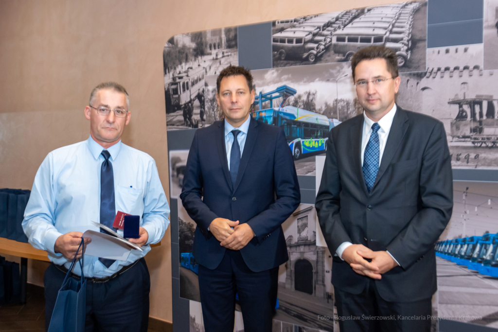 MPK, Majchrowski, kierowcy, bohater, uroczystość, Nowak, Zbigniew, policja, straż, wręczenie  Autor: P. Wojnarowski