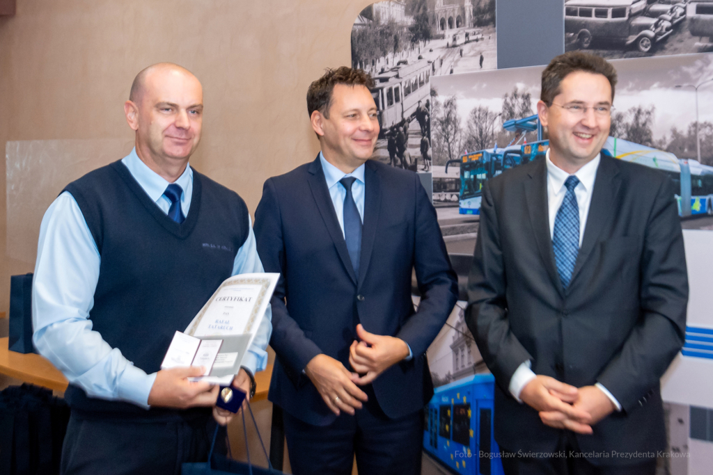 MPK, Majchrowski, kierowcy, bohater, uroczystość, Nowak, Zbigniew, policja, straż, wręczenie  Autor: P. Wojnarowski