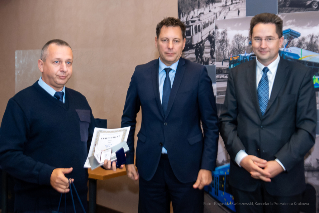 MPK, Majchrowski, kierowcy, bohater, uroczystość, Nowak, Zbigniew, policja, straż, wręczenie  Autor: P. Wojnarowski