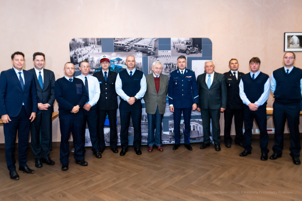 MPK, Majchrowski, kierowcy, bohater, uroczystość, Nowak, Zbigniew, policja, straż, wręczenie  Autor: P. Wojnarowski