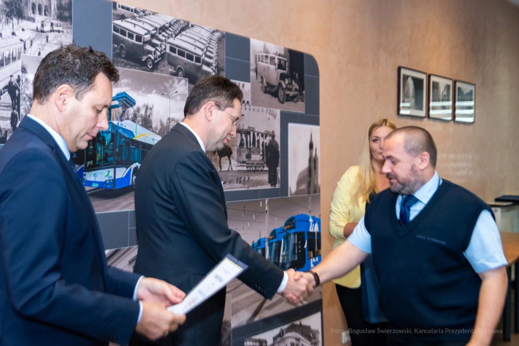 MPK, Majchrowski, kierowcy, bohater, uroczystość, Nowak, Zbigniew, policja, straż, wręczenie  Autor: P. Wojnarowski