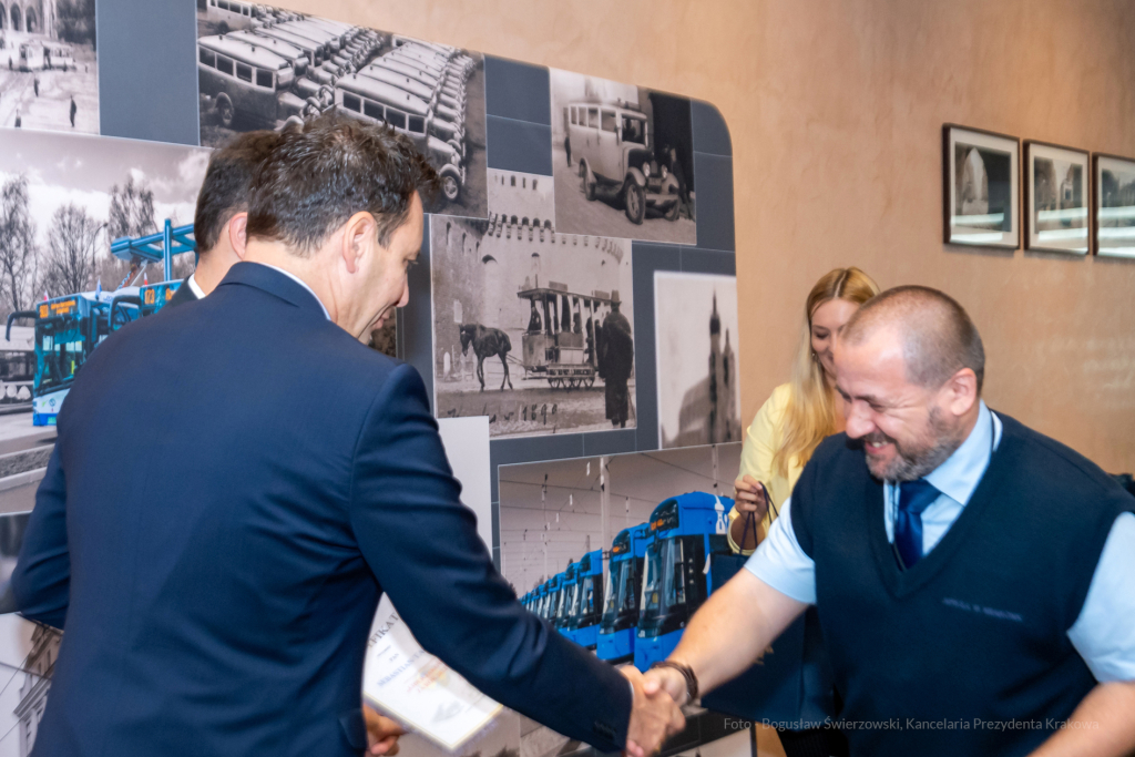 MPK, Majchrowski, kierowcy, bohater, uroczystość, Nowak, Zbigniew, policja, straż, wręczenie  Autor: P. Wojnarowski