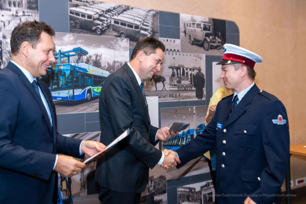 MPK, Majchrowski, kierowcy, bohater, uroczystość, Nowak, Zbigniew, policja, straż, wręczenie  Autor: P. Wojnarowski