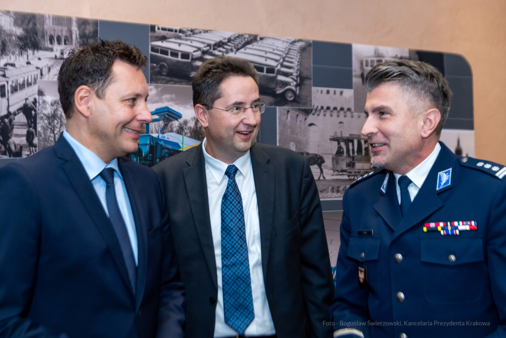 MPK, Majchrowski, kierowcy, bohater, uroczystość, Nowak, Zbigniew, policja, straż, wręczenie  Autor: P. Wojnarowski