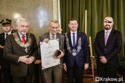 fr_20221005_0176.jpg-Brązowe medale „Cracoviae Merenti” dla profesorów