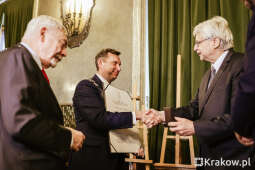 fr_20221005_0232.jpg-Brązowe medale „Cracoviae Merenti” dla profesorów