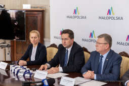 bs_221006_7130.jpg-Umowa, Kozłowski, Świerczyński, Majchrowski