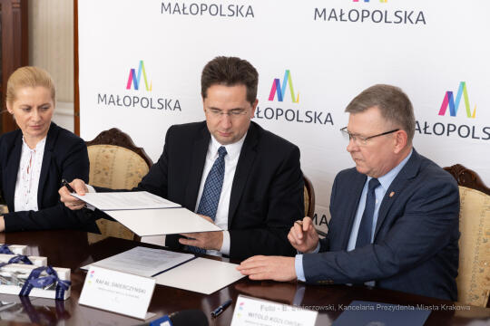 bs_221006_7149.jpg-Umowa, Kozłowski, Świerczyński, Majchrowski