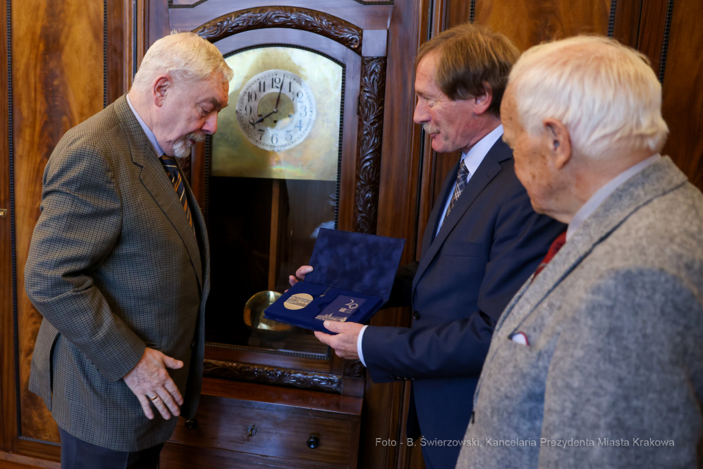 bs_221007_7207.jpg-Medal, Majchrowski, Gabinet 