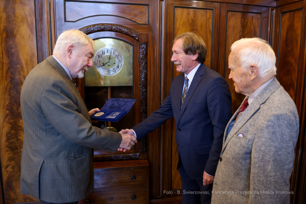 bs_221007_7216.jpg-Medal, Majchrowski, Gabinet 