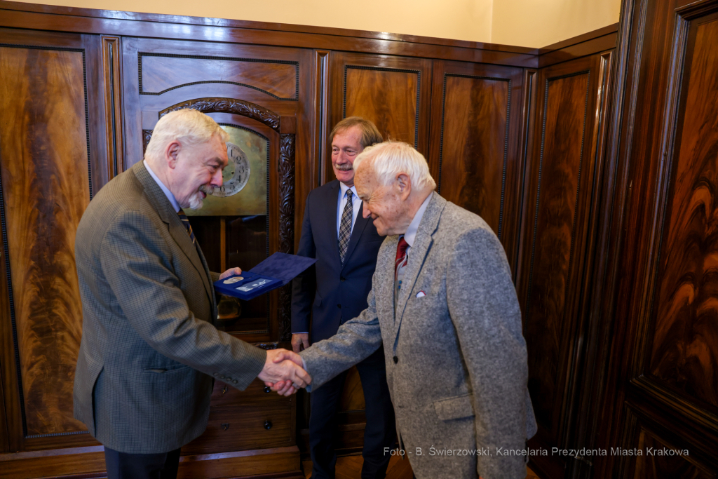 bs_221007_7220.jpg-Medal, Majchrowski, Gabinet 