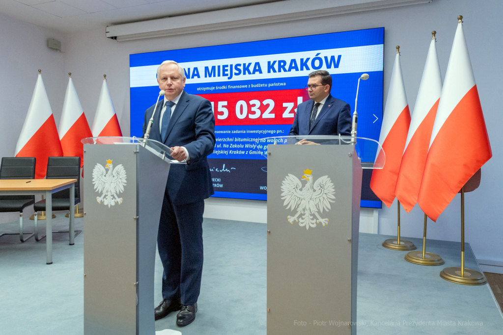 umk_9580.jpg-umowa, wojewoda, Kmita, Muzyk, Okaramus, ścieżki, rowerowe, wały, przeciwpowodziowe  Autor: P. Wojnarowski