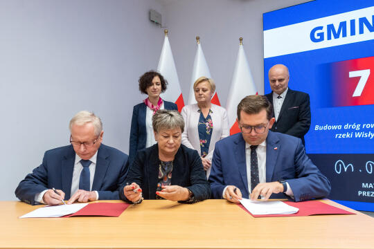 umk_9610.jpg-umowa, wojewoda, Kmita, Muzyk, Okaramus, ścieżki, rowerowe, wały, przeciwpowodziowe