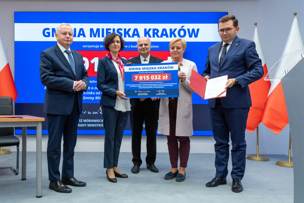 umk_9656.jpg-umowa, wojewoda, Kmita, Muzyk, Okaramus, ścieżki, rowerowe, wały, przeciwpowodziowe  Autor: P. Wojnarowski