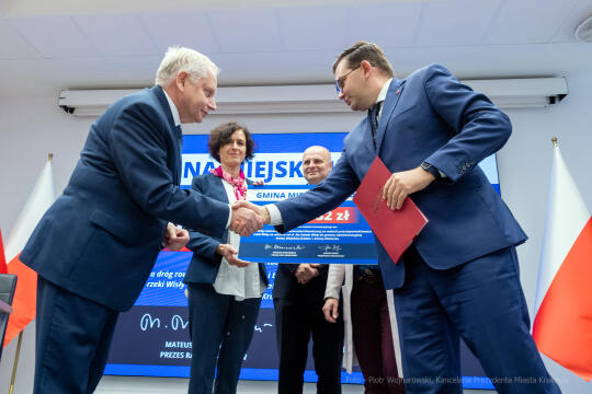 umk_9662.jpg-umowa, wojewoda, Kmita, Muzyk, Okaramus, ścieżki, rowerowe, wały, przeciwpowodziowe