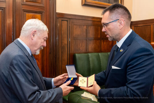 spotkanie, Tarnopol, Kraków, odznaczenie, Jacek Majchrowski, Wojnarowśky, konsul, Ukraina, medal,