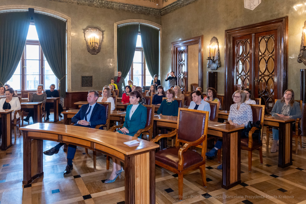 umk_0477.jpg-Nauczyciel z Pasją, nauczyciele, Majchrowski, dyplomy, wręczenie, certyfikat  Autor: P. Wojnarowski