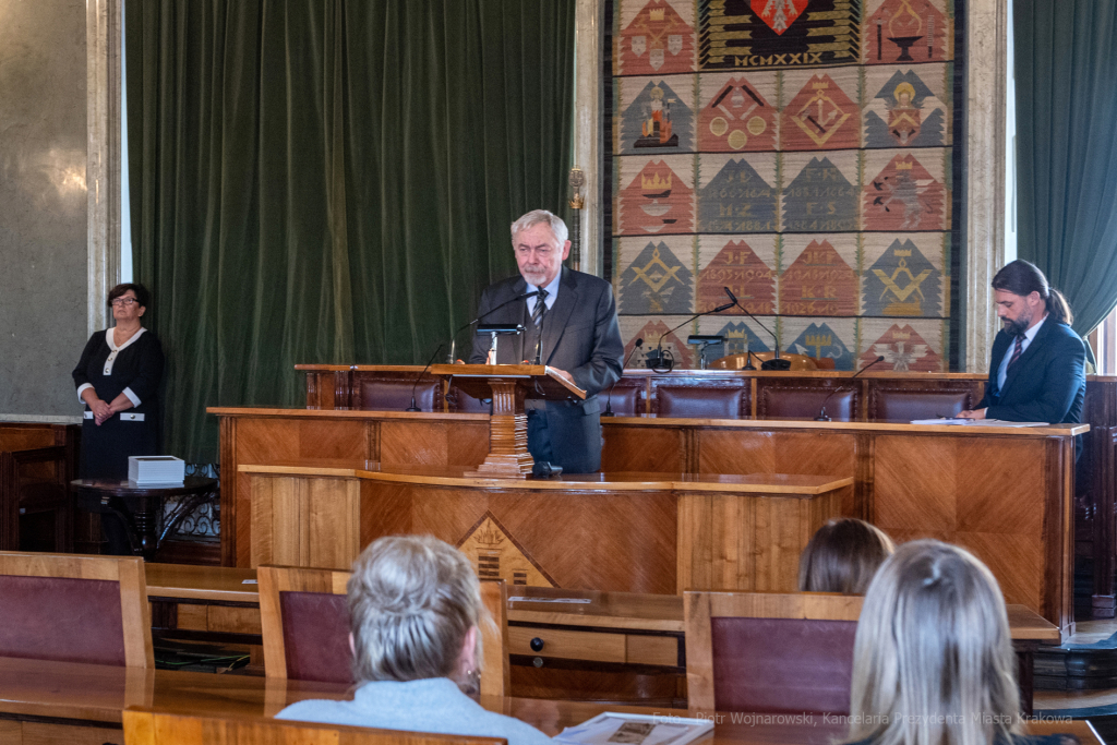 umk_0478.jpg-Nauczyciel z Pasją, nauczyciele, Majchrowski, dyplomy, wręczenie, certyfikat  Autor: P. Wojnarowski