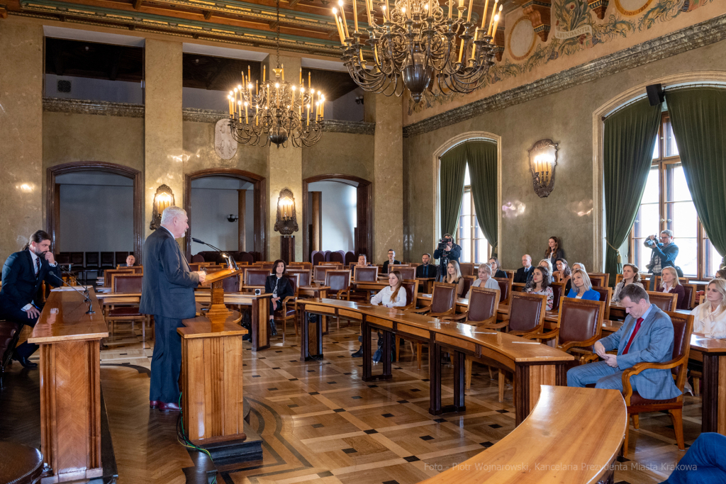 umk_0481.jpg-Nauczyciel z Pasją, nauczyciele, Majchrowski, dyplomy, wręczenie, certyfikat  Autor: P. Wojnarowski