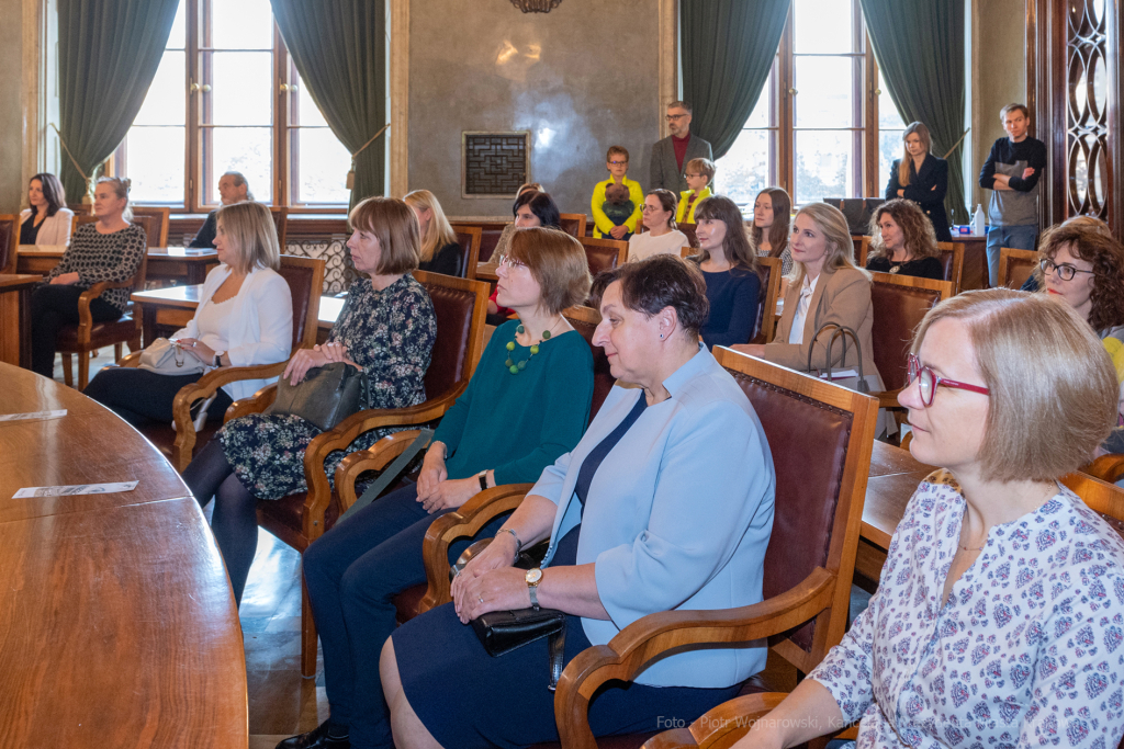 umk_0482.jpg-Nauczyciel z Pasją, nauczyciele, Majchrowski, dyplomy, wręczenie, certyfikat  Autor: P. Wojnarowski