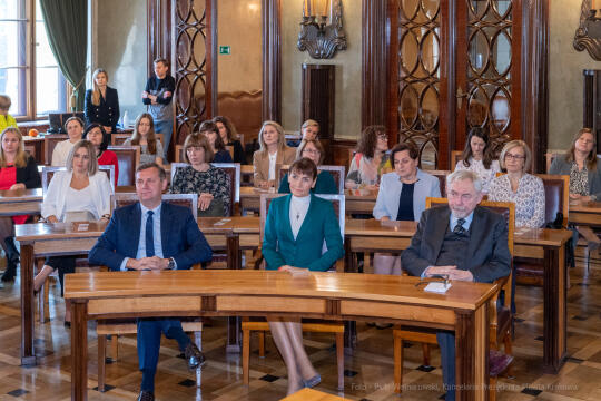 umk_0497.jpg-Nauczyciel z Pasją, nauczyciele, Majchrowski, dyplomy, wręczenie, certyfikat