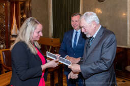 umk_0499.jpg-Nauczyciel z Pasją, nauczyciele, Majchrowski, dyplomy, wręczenie, certyfikat