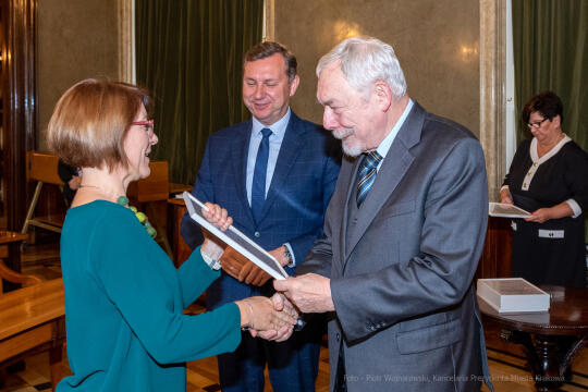 umk_0502.jpg-Nauczyciel z Pasją, nauczyciele, Majchrowski, dyplomy, wręczenie, certyfikat